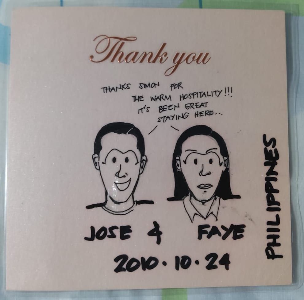 Jose 與 Faye 留下的粉紅色「Thank you」卡,畫有二人的墨水畫像,旁邊寫着「PHILIPPINES」及日期 2010.10.24。