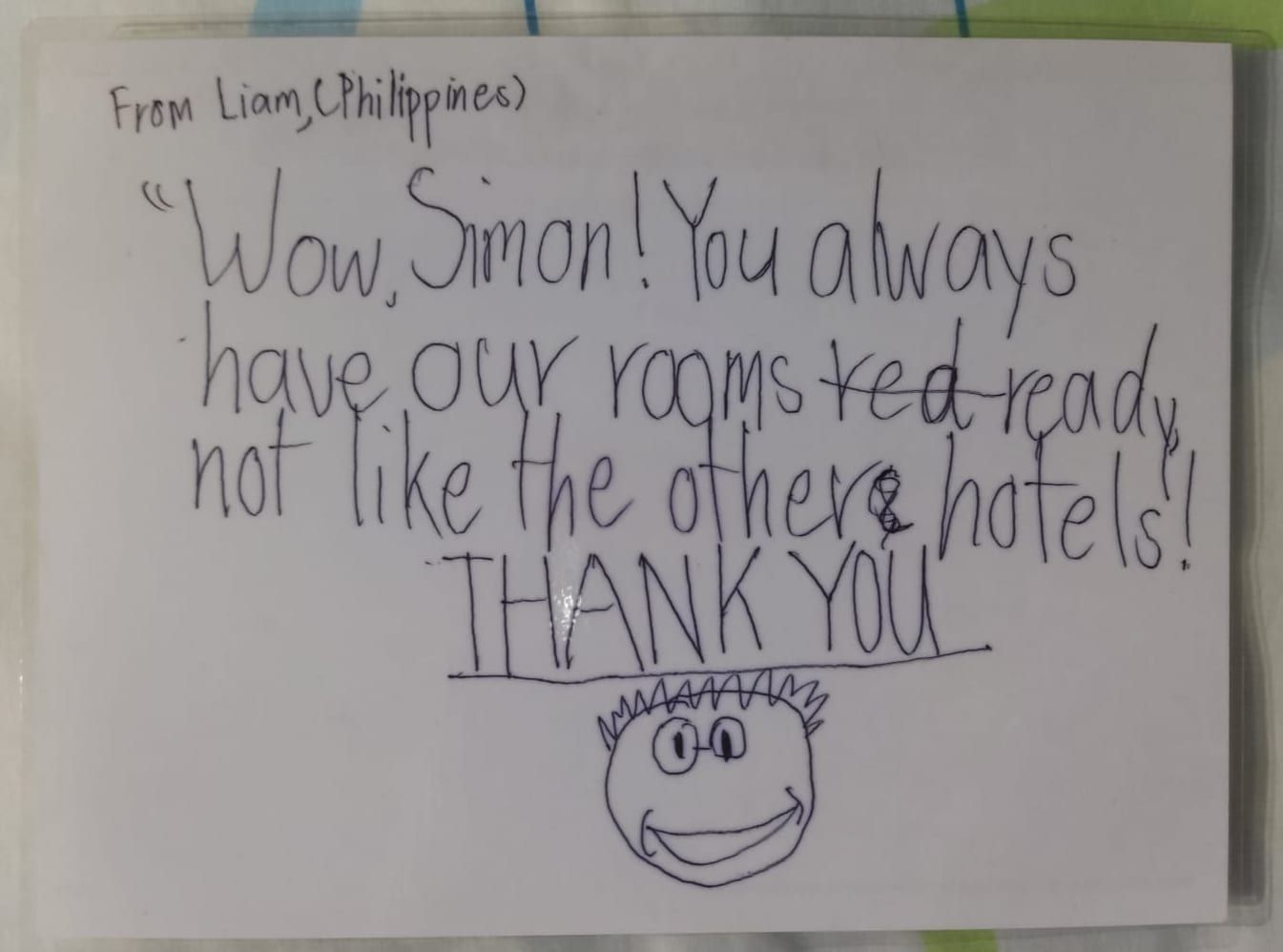 來自菲律賓的 Liam 的手寫卡,「THANK YOU」下面畫了一張笑臉。