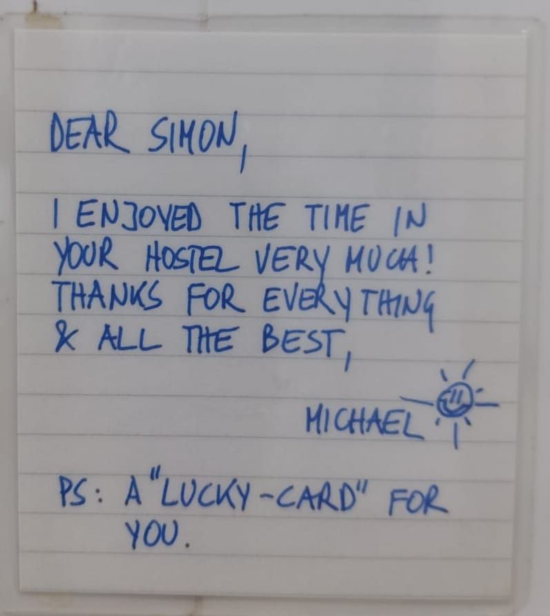 Michael 以藍色大楷寫在橫間紙上的便條,旁邊畫了一個小太陽。