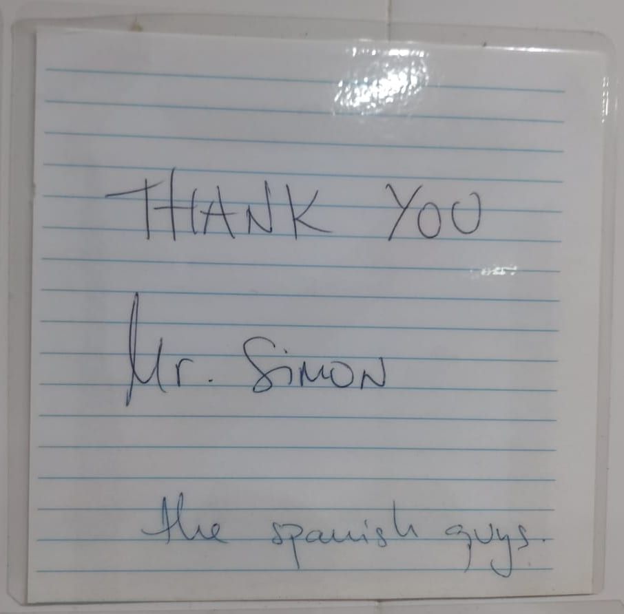 橫間紙便條寫着「THANK YOU Mr. SIMON」,署名「the spanish guys」。